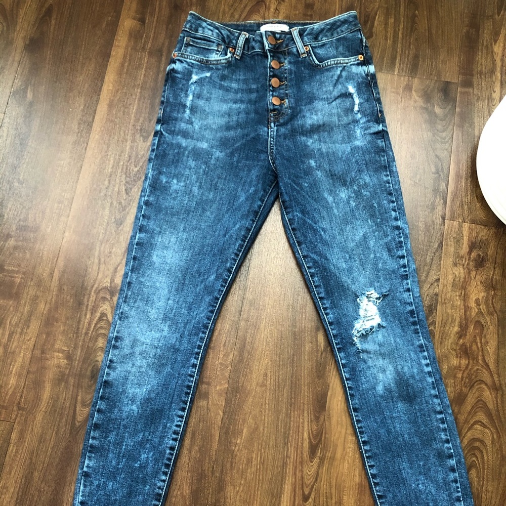 High waisted, 4 buttons, distressed, skinny leg